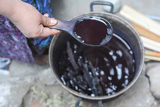 Natural coloring of cotton with plants at the village of San Jua