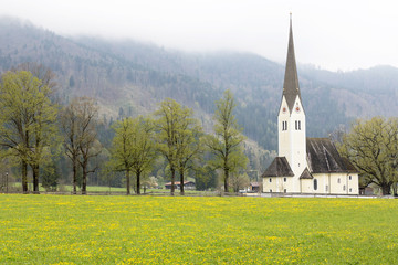 Fototapeta na wymiar Historische Kirche in Bayern im Frühling