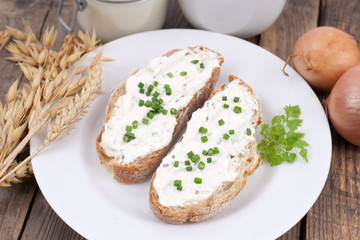 Brot mit Schnittlauchquark