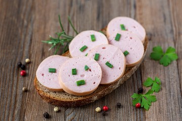 Roggenbrot mit Fleischwurst und Schnittlauch