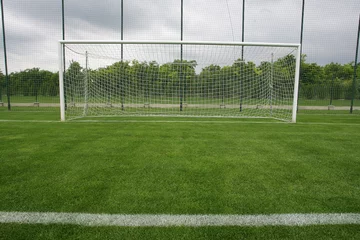 Foto op Plexiglas Voetbal Doel bij het stadion Voetbalveld met witte lijnen