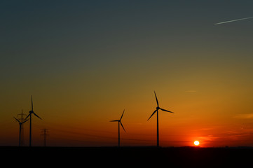 Windkraftanlagen im Sonnenuntergang