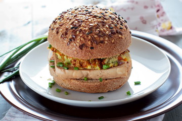 Vegetarian burgers with wholegrain buns, tofu and vegetables