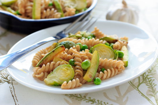 Wholegrain pasta with green beans, zucchini and Brussels sprouts