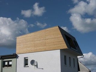 Moderner Dachausbau mit Dachaufstockung und Holzverkleidung eines Wohnhaus in Wettenberg Krofdorf-Gleiberg bei Gießen in Hessen
