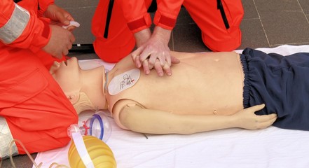 resuscitation performed by health care professionals to dummy