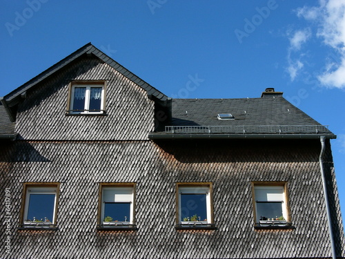 "Fassade eines Wohnhauses mit grauem Schiefer in Wettenberg" Stockfotos