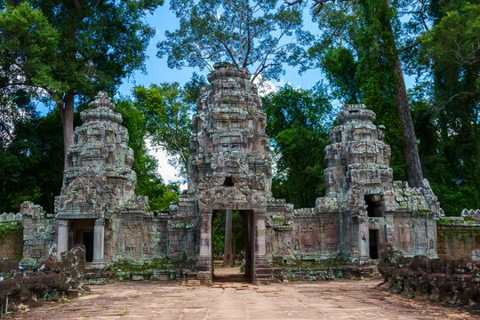 Ancient gates on the way to Preah Khan temple