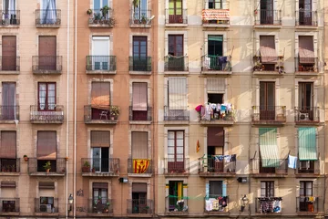 Fototapeten Fassade eines Mehrfamilienhauses, Barcelona, Spanien © Pixelshop