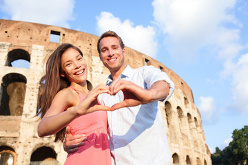 Naklejka premium Romantic travel couple in Rome by Colosseum, Italy