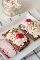 Vollkornbrot mit Hüttenkäse und Gemüse