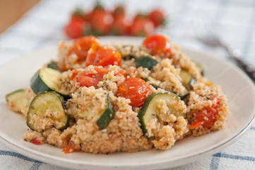 Zucchini Tomaten Couscous Salat