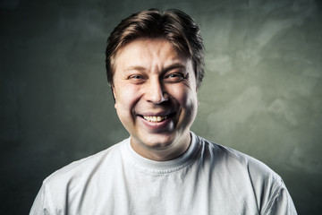 Obraz premium Laughing young man over gray