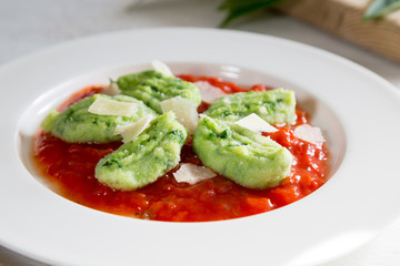 Gnocchi mit Bärlauch in Tomatensauce und Parmesan