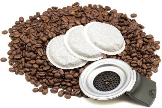 Kaffeepads auf Kaffeebohnen