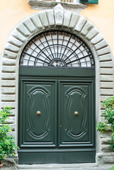 Porta in legno verde, ingresso vecchia casa signorile