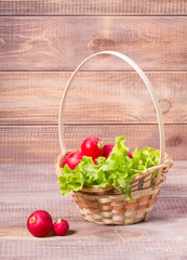 Fototapeta na wymiar basket of radishes