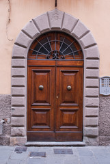 Fototapeta na wymiar Drewniane drzwi, wejście, stary dwór