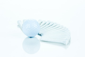 golfball umgeben von tee