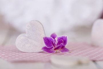 Fototapeta na wymiar Kleines Herz mit Orchideenblüte