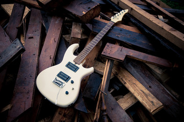 Alte E-Gitarre auf Holzstapel