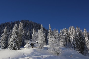 Chiesa sommersa dalla neve