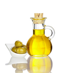 Karaffe mit Olivenöl und Oliven, gespiegelt und isoliert