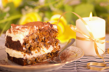 Cake with cream pudding.