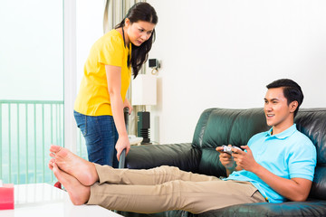 Obraz premium Asian couple having relationship difficulties