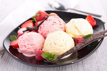 berry and vanilla ice cream