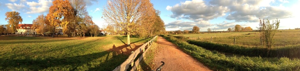 Herbstpanorama mit Schloss