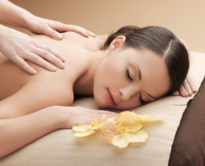Obraz na płótnie Canvas beautiful woman in massage salon