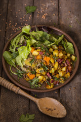 Lauwarmer Linsensalat mit Röstkartoffeln rustikal