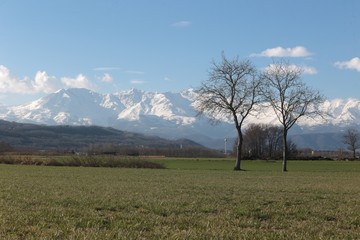 La pianura e le montagne paesaggio