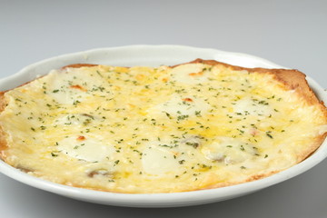 チーズ三種のピザ