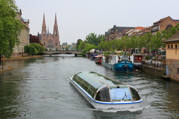 Obraz premium Schiffsfahrt auf der Ill in Straßburg mit Paulskirche