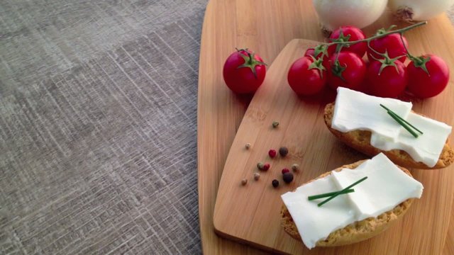 Crispbread with fresh cheese, tomato, white onions and pepper