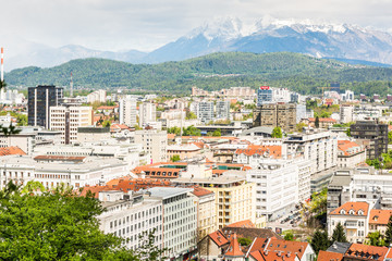 Fototapeta premium Panoramic view of a city with mountains in the back