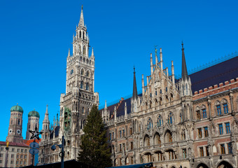 Fototapeta na wymiar The Marienplatz in Munich with tree christmas