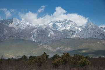 Fototapeta na wymiar Jade Dragon Snow Mountain in cloud