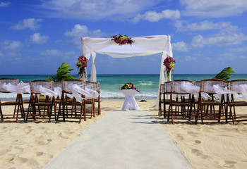 Wedding preparation on a mexican beach - obrazy, fototapety, plakaty
