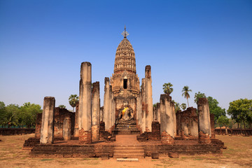 Obraz premium Sukhothai ruin old pagoda against blue sky