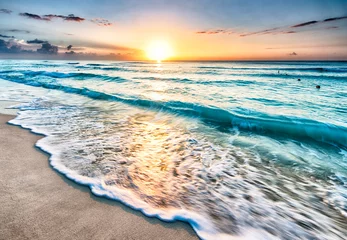Foto auf Acrylglas Dämmerung Sonnenaufgang über dem Strand in Cancun