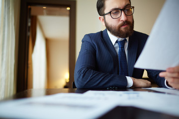 Naklejka premium Businessman with paper