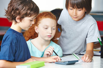 Kinder rechnen zusamen in Grundschule