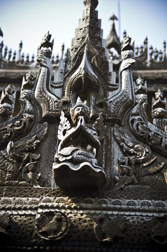 statue en teck à (Kyaung Shwenandaw) Mandalay, Myanmar