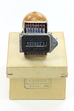 DDR Einreisestempel mit originaler Verpackung isoliert auf weißem Hintergrund