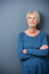 moderne seniorin schaut nachdenklich nach oben