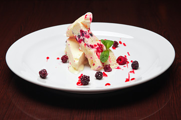 The menu - photo - appetizing ice - cream with blueberries