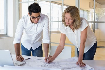 Obraz premium Casual architecture team working together